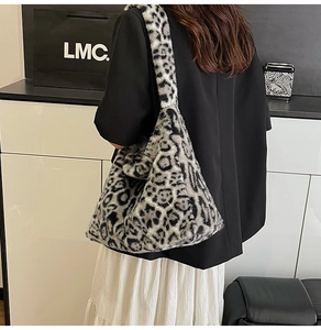 Détail du sac cabas en peluche léopard montrant le style hobo et la texture douce