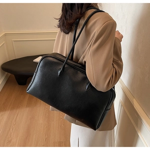 Dettaglio della grande borsa Boston in pelle martellata nera con cuciture a goccia