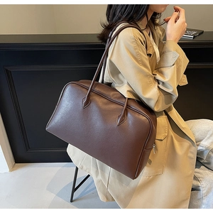 Dettaglio della borsa tote in pelle martellata marrone scuro con sottili spalline doppie