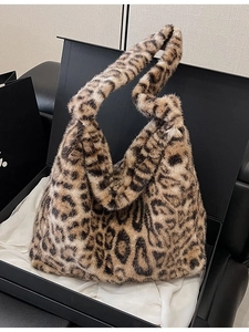Sac fourre-tout en fausse fourrure léopard présenté dans un coffret cadeau noir