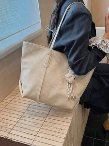 Beigefarbene große Tote Bag mit dezenter Blumenprägung und Plüsch-Anhänger Detail