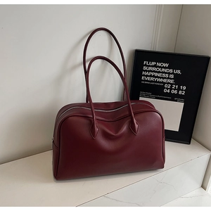 Dettaglio della borsa tote rosso vino con trama a grana litchi premium e chiusura lampo