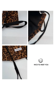 Détail du sac léopard avec cordon de serrage noir et étiquette tissée Meidu Crown