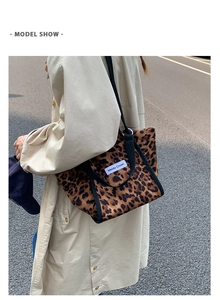 Sac fourre-tout en toile imprimé léopard avec doubles poignées noires et écusson de marque
