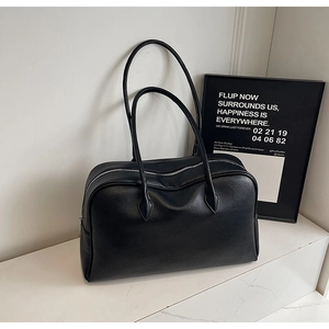Dettaglio della borsa Boston in pelle nera a grana litchi con doppie tracolle sottili