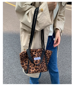 Vue détaillée d'un sac cabas en toile léopard avec sangle noire et étiquette tissée