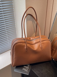 Borsa tote marrone capiente a grana litchi con spalline lunghe per uso quotidiano