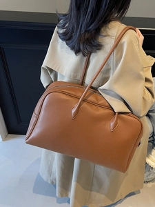 Borsa a mano grande marrone in pelle con tracolle lunghe per uno stile minimalista