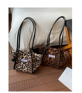 Détail de sacs fourre-tout à motif léopard avec bandoulières en corde noire