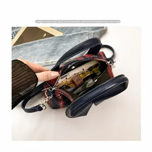 Detail van de geruite handtas met veel opbergruimte voor cosmetica en mobiele telefoon