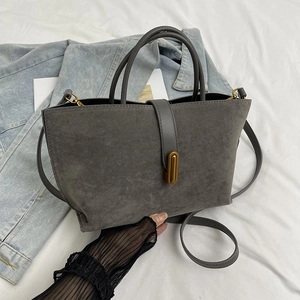 Sac cabas élégant en daim gris avec boucle dorée pour le style quotidien des femmes