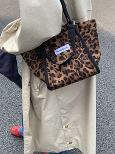 Sac fourre-tout en toile à imprimé léopard avec bandoulière, vue de style urbain
