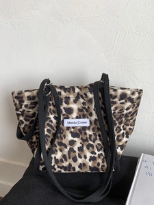 Grand sac cabas en toile à imprimé léopard avec anses noires et style vintage chic
