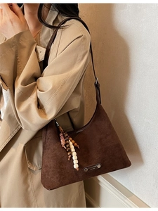 Sac hobo marron en daim avec pendentif en perles bohème et plaque en métal élégante