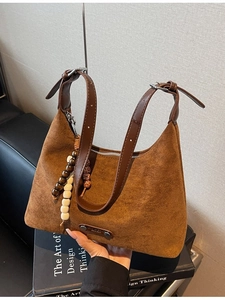 Sac à bandoulière vintage en daim marron avec sangle réglable et décor de perles