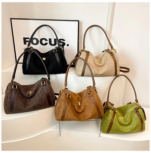 Disposizione dettagliata di cinque borse tote in camoscio multicolore su supporti minimal