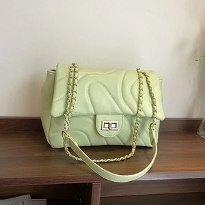Chic sac bandoulière matelassé vert pistache avec chaîne dorée et coutures à vagues