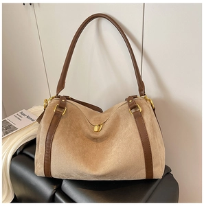 Dettaglio della borsa tote in pelle scamosciata beige con tracolle marroni e zip dorata