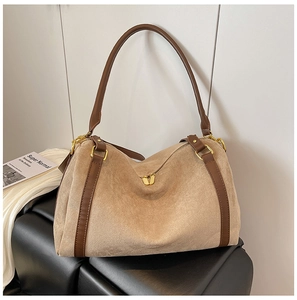 Dettaglio della borsa tote in pelle scamosciata retrò con finiture in pelle marrone e fibbia