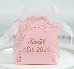Boîte cadeau rose découpée au laser avec motifs floraux et ruban en organza blanc