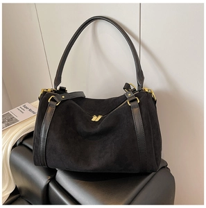 Dettaglio della borsa tote in pelle scamosciata nera con finiture dorate e doppia zip