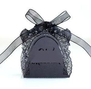 Détail du motif de dentelle découpé au laser et ruban organza sur boîte cadeau noire