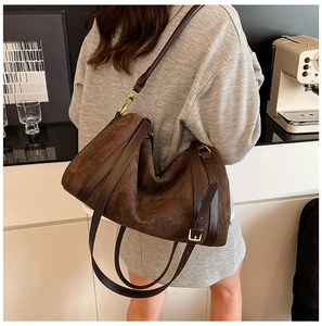 Borsa tote in pelle scamosciata marrone con tracolla in pelle e fibbia dorata vista retro
