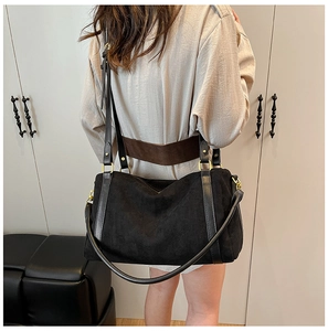 Grande borsa tote in pelle scamosciata nera con tracolla in pelle e fibbia dorata sulla spalla