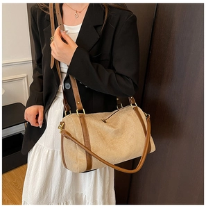 Dettaglio borsa Boston in camoscio beige con cinturini marroni e finiture dorate lucide