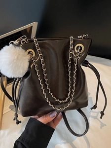 Mode Femmes PU Cuir Sac Seau Minimaliste Sac Bandoulière Cordon de Serrage Avec Chaîne et Pampille Boule de Peluche Sac à Épaule pour Navettage