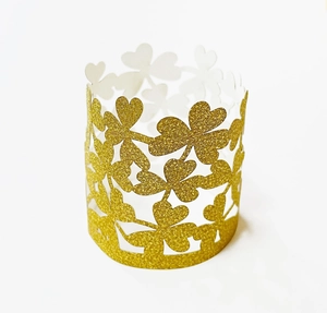 Dettaglio decorazioni in carta dorata glitterata a quadrifoglio per lumini a LED