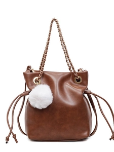 Sac seau en cuir marron avec cordon, chaîne dorée et pendentif pompon blanc en peluche