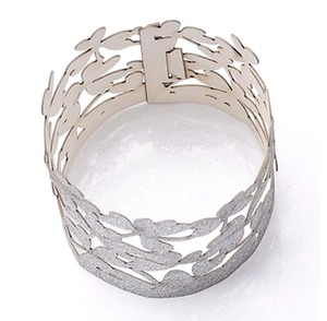 Bracciale rigido dorato traforato a quadrifoglio con glitter e design a foglia botanica