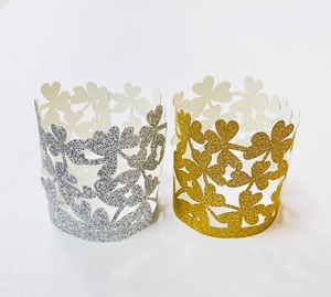 Dettaglio di portatovaglioli a quadrifoglio tagliati al laser con glitter oro e argento