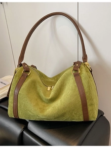 Borsa tote in camoscio verde con cinturini in pelle marrone e cerniere dorate per l'autunno