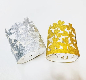 Dettaglio portatovaglioli in carta glitterata oro e argento con trifoglio traforato