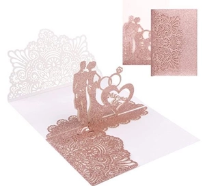 Vue détaillée du faire-part de mariage 3D découpé au laser avec paillettes rose doré
