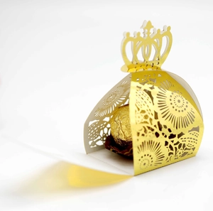 Dettaglio della scatola per dolci tagliata al laser con corona dorata per cioccolatini