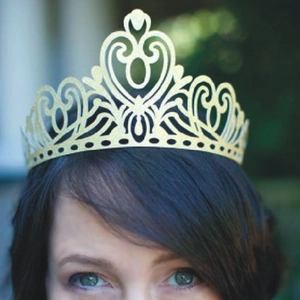 Couronne de reine dorée scintillante avec design ajouré pour fêtes d'anniversaire et événements