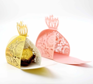 Scatola regalo corona con intaglio laser e motivi a rosa per confetti e dolci nuziali
