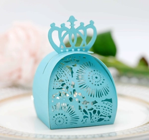 Scatola per caramelle corona azzurra tagliata al laser per matrimoni su piatto elegante