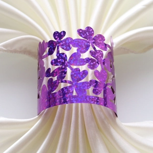 Dettaglio portatovaglioli viola glitterato con motivi a cuore e farfalla intagliati