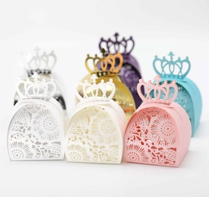 Scatole regalo corona traforate per confetti nuziali in sei colori assortiti