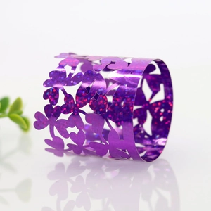 Dettaglio portatovagliolo a farfalla viola traforato con glitter per decoro feste