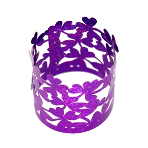 Dettaglio di un portatovaglioli viola glitterato con quadrifoglio tagliato al laser