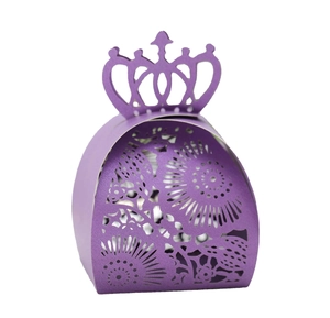 Scatola per caramelle viola con corona e intricati motivi floreali traforati