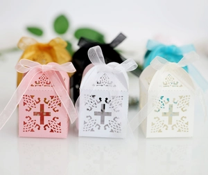 Dettaglio scatole regalo traforate con motivo a croce e fiocchi in nastro di vari colori