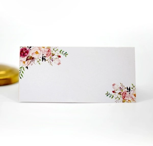 Élégante carte de table de mariage blanche avec motifs floraux et design minimaliste