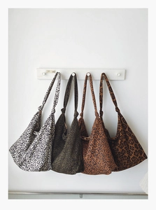 Vue détaillée des sacs cabas vintage en toile léopard en quatre coloris polyvalents