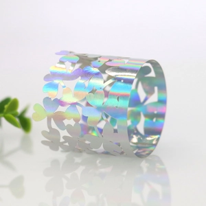 Dettaglio dell'anello per tovaglioli a quadrifoglio laserato con finitura olografica oro